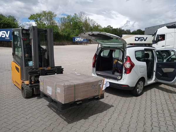 Ventilation system with heat and moisture recovery
On May 13, the last of the ordered units is ready for pickup at a forwarding company. The trip was nearly for nothing, because the device only barely fit through the tailgate.